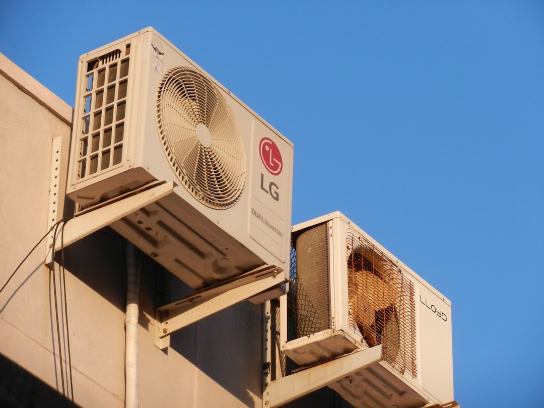 a-large-air-conditioner-mounted-on-the-side-of-a-building-iahgeyhqp4u